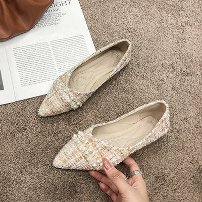 Stílusos női cipő hegyes modell lapos talppal és gyöngyökkel