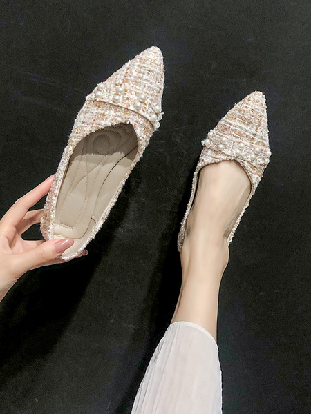 Stílusos női cipő hegyes modell lapos talppal és gyöngyökkel