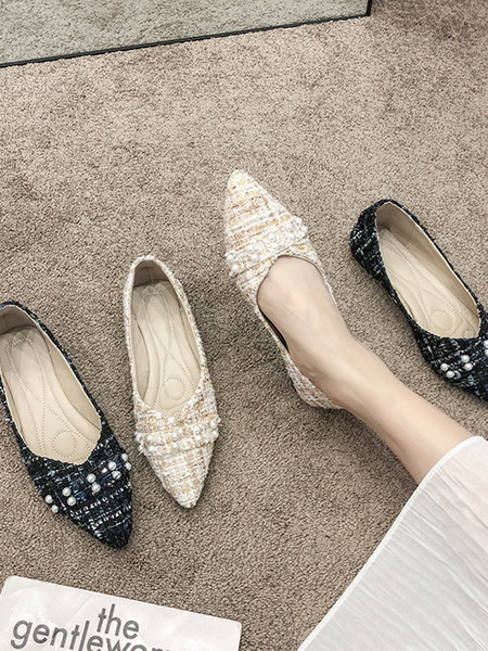 Stílusos női cipő hegyes modell lapos talppal és gyöngyökkel