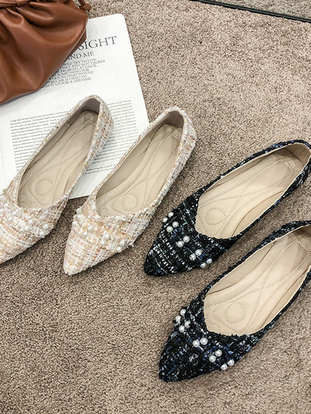 Stílusos női cipő hegyes modell lapos talppal és gyöngyökkel