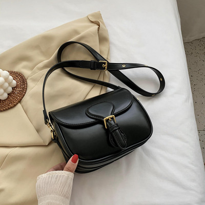 Moderna ženska torba s kopčom i dugom ručkom