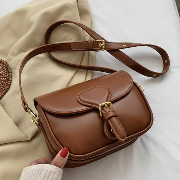 Moderna ženska torba s kopčom i dugom ručkom