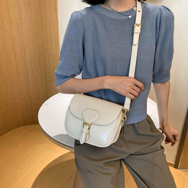 Moderna ženska torba s kopčom i dugom ručkom