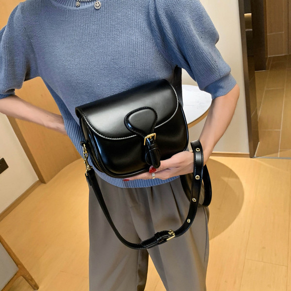 Moderna ženska torba s kopčom i dugom ručkom