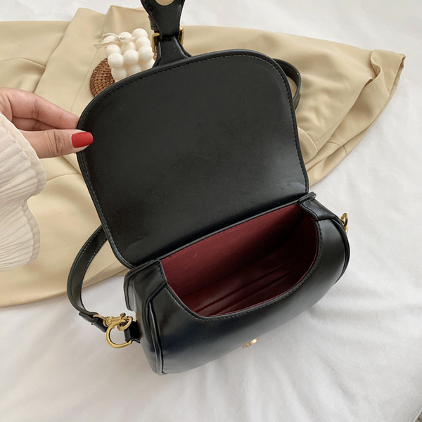 Moderna ženska torba s kopčom i dugom ručkom