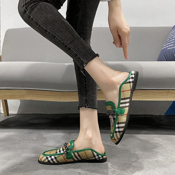 Lapos talpú kockás női cipő