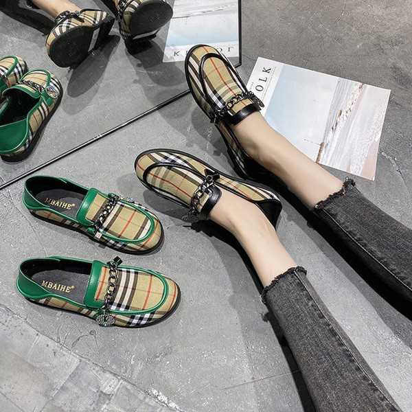 Lapos talpú kockás női cipő