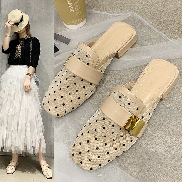 Elegáns női papucs alacsony sarkú fém elemmel