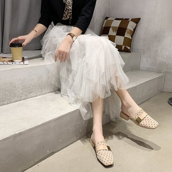 Elegáns női papucs alacsony sarkú fém elemmel