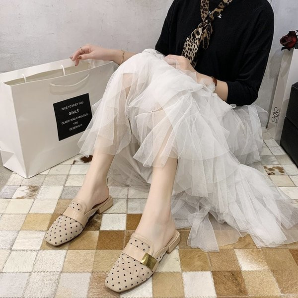 Elegáns női papucs alacsony sarkú fém elemmel