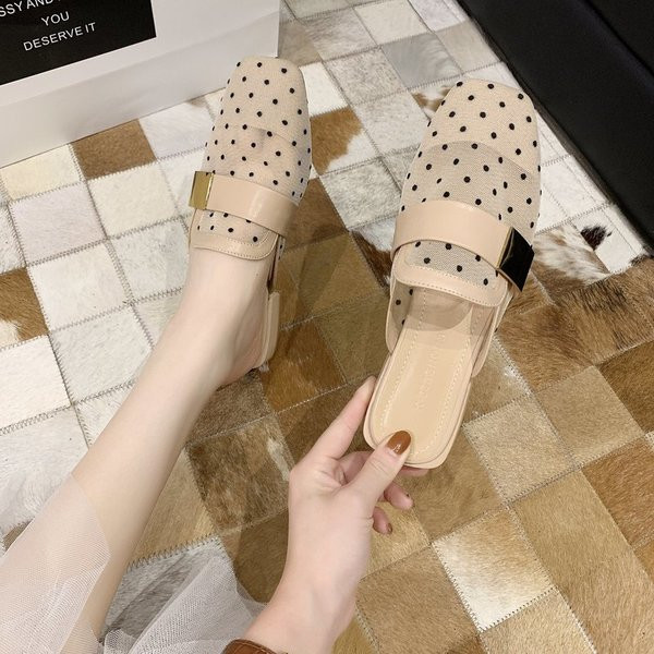 Elegáns női papucs alacsony sarkú fém elemmel