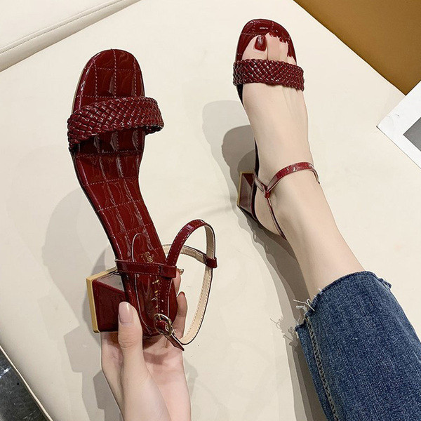 Naiste madala ja kandilise kontsaga sandaalid