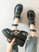 Aktuális női cipő eko bőrből, fém elemekkel