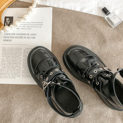 Aktuális női cipő eko bőrből, fém elemekkel