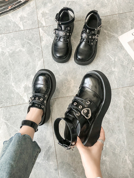 Aktuális női cipő eko bőrből, fém elemekkel