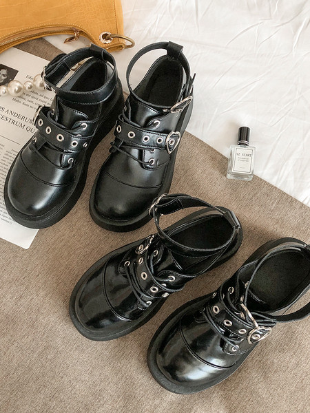 Aktuális női cipő eko bőrből, fém elemekkel