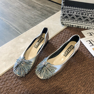 Μοντέρνα γυναικεία παπούτσια από οικολογικό δέρμα με επίπεδη σόλα και διακόσμηση