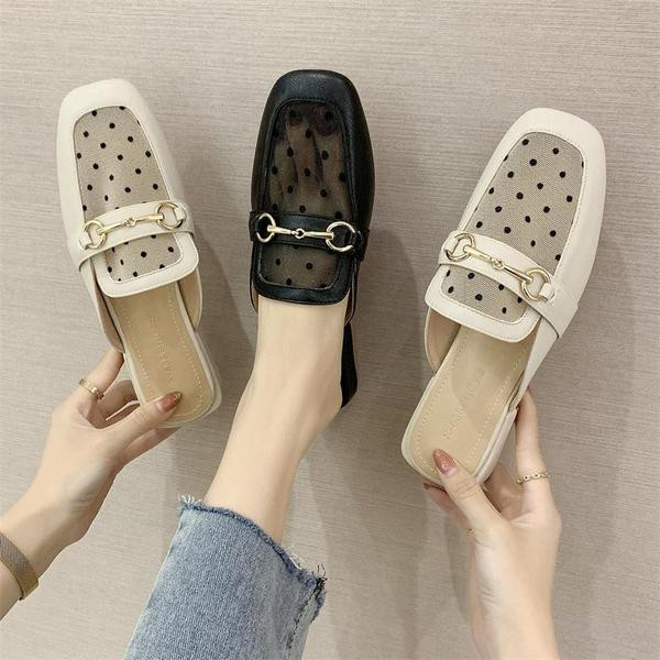 Κομψές γυναικείες παντόφλες με μεταλλικό στοιχείο