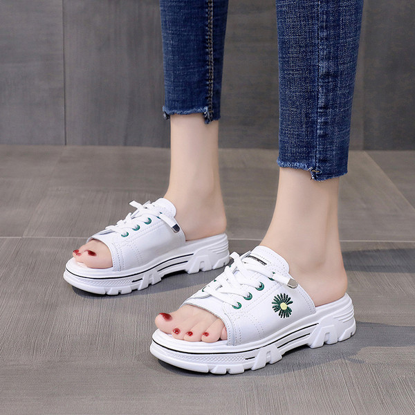 Modern női alkalmi papucs hímzéssel