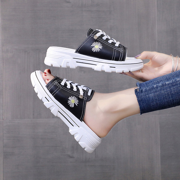 Modern női alkalmi papucs hímzéssel