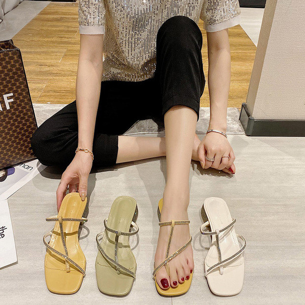 Modern női papucs vékony pánttal