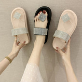 Női papucs kövekkel szennyezetten