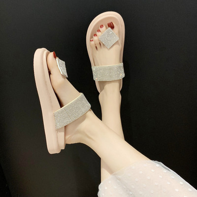 Női papucs kövekkel szennyezetten