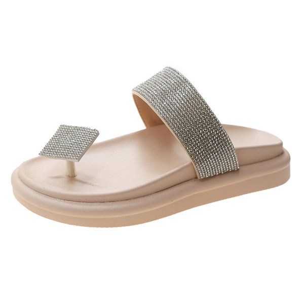 Női papucs kövekkel szennyezetten