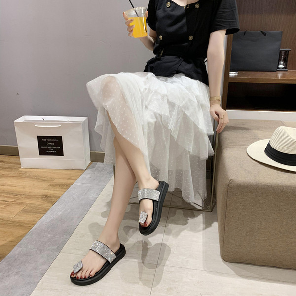 Női papucs kövekkel szennyezetten