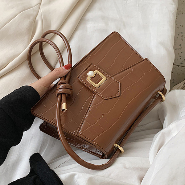 Hétköznapi női táska hosszú füllel és csattal