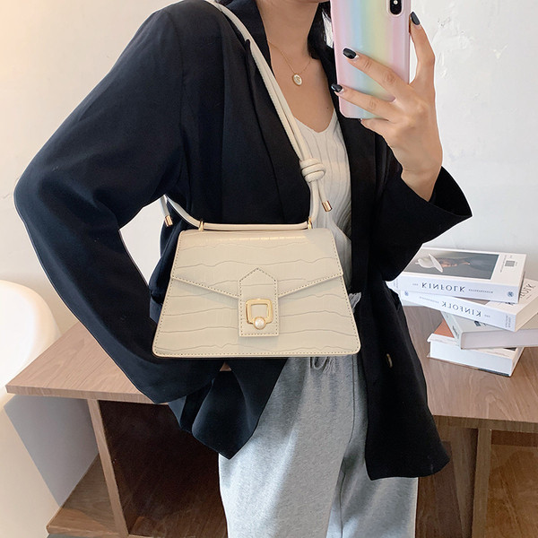 Hétköznapi női táska hosszú füllel és csattal