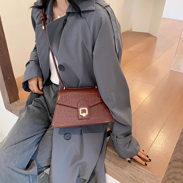 Hétköznapi női táska hosszú füllel és csattal