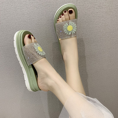 Női papucs kövekkel és 3D elemmel