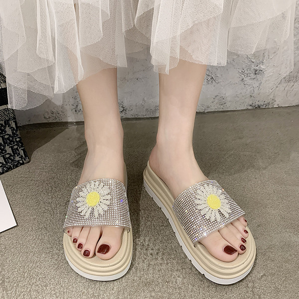 Női papucs kövekkel és 3D elemmel