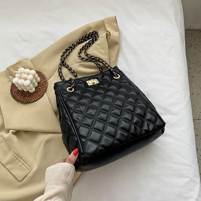 Svakodnevna ženska torba s dugom ručkom i kopčom