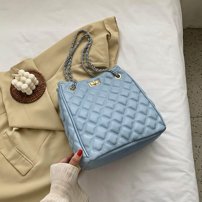 Svakodnevna ženska torba s dugom ručkom i kopčom