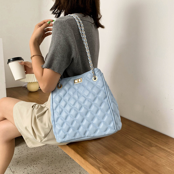 Svakodnevna ženska torba s dugom ručkom i kopčom