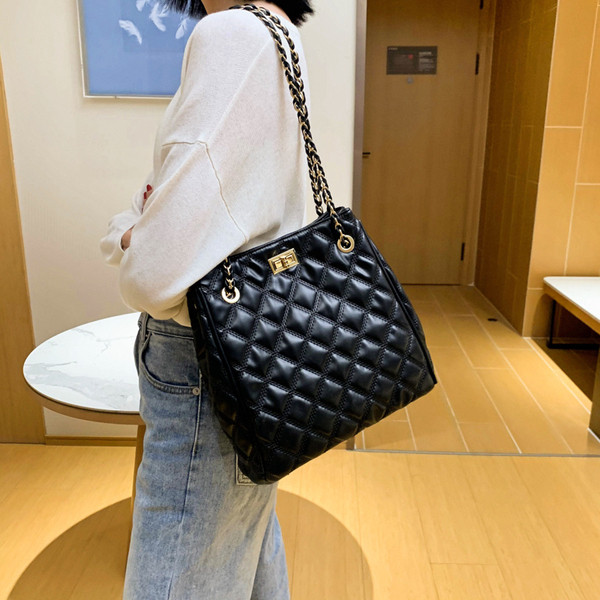 Svakodnevna ženska torba s dugom ručkom i kopčom