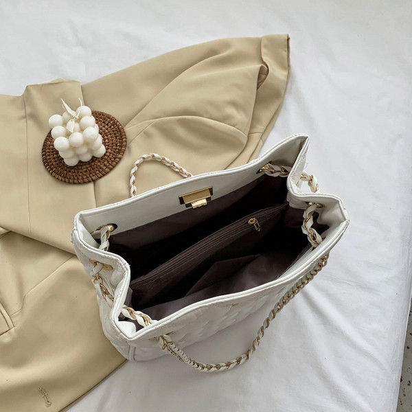 Svakodnevna ženska torba s dugom ručkom i kopčom