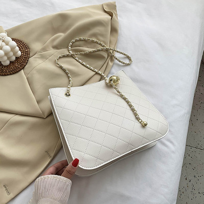 Modern női táska hosszú füllel, öko bőrből