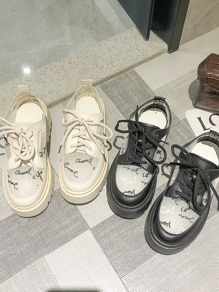 Női alkalmi cipő átlátszó hatással, feliratokkal