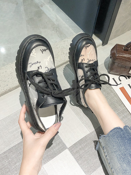 Női alkalmi cipő átlátszó hatással, feliratokkal