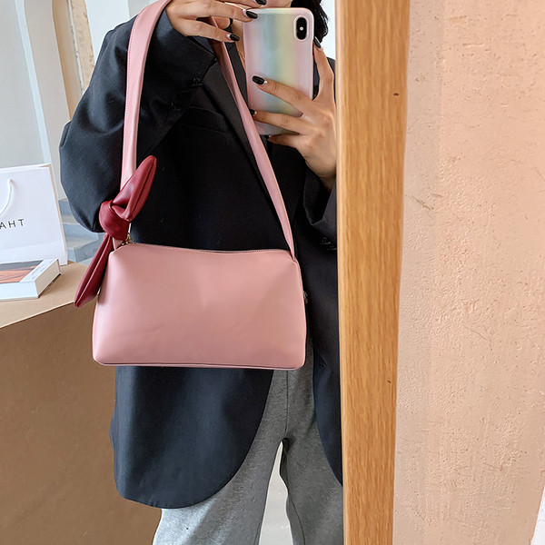 Moderna torba za rame s vrpcom