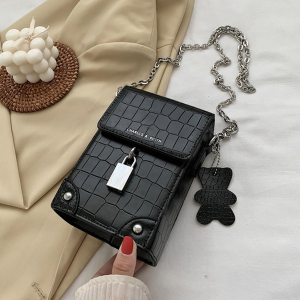 Napi női táska hosszú füllel és fűzőlyukakkal