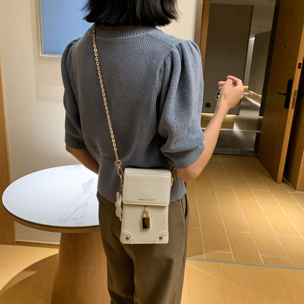 Napi női táska hosszú füllel és fűzőlyukakkal