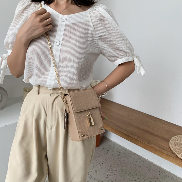 Napi női táska hosszú füllel és fűzőlyukakkal