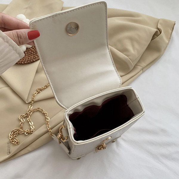 Napi női táska hosszú füllel és fűzőlyukakkal