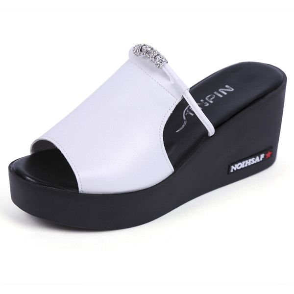 Női alkalmi platformpapucs ökobőr pánttal és díszítéssel