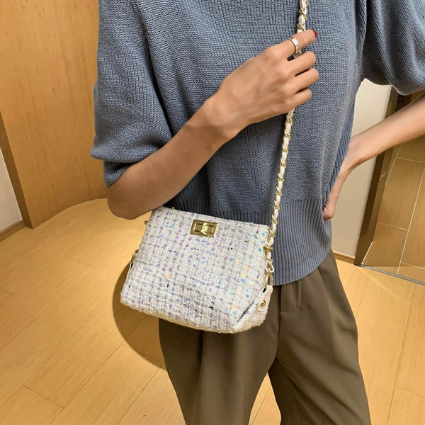 Moderna ženska torba sa šljokicama i kopčom