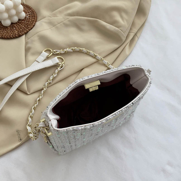 Moderna ženska torba sa šljokicama i kopčom